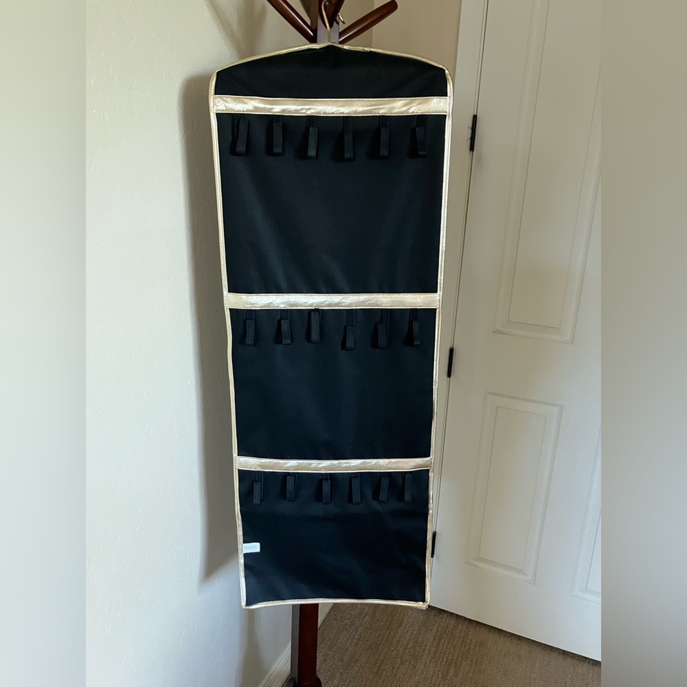 Joan  Rivers Hanging Necklace Organizer. Holds 36+ necklaces or bracelets. EUC.